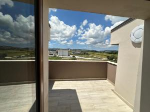a balcony with a view of the sky at Le stanze Della Luna in Valjiosi