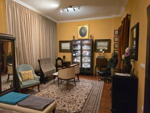 a living room with chairs and a table and a room at Casa Aurea in Begíjar