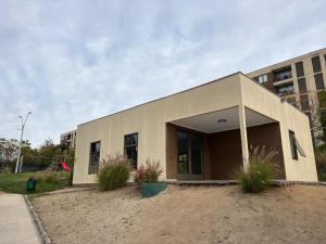 a small building with plants in front of it at Comodo departamento 2 dormitorios con piscina in Quilpué