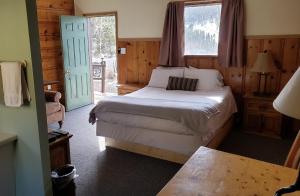a bedroom with a bed and a window at Sundance Lodge in Nederland