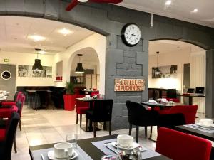 A seating area at Contact Hôtel de Matignon