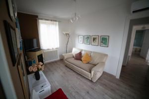 a living room with a couch and a television at Casa Rosella in Sapri