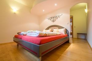 ein Schlafzimmer mit einem Bett mit einer roten Decke in der Unterkunft Milcherhof in Mieders