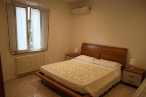 イェージにあるSotto il Borgo Apartmentsのベッドルーム(ベッド1台、窓付)
