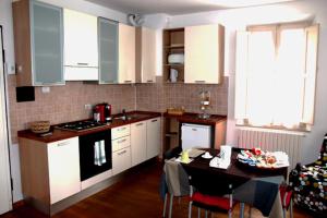 Virtuve vai virtuves zona naktsmītnē Sotto il Borgo Apartments