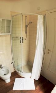 ein Bad mit einer Dusche, einem WC und einem Waschbecken in der Unterkunft Sotto il Borgo Apartments in Iesi