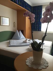 Letto o letti in una camera di Hotel-Skischule Krallinger