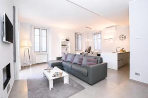 a living room with a couch and a table at Villa Lucia Laglio in Laglio