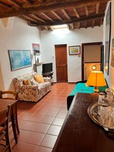 a living room with a couch and a table at La Casetta di Guido in Pitigliano