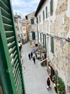 a group of people walking down a street in an alley at La Casetta di Guido in Pitigliano