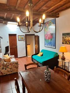 a living room with a couch and a table at La Casetta di Guido in Pitigliano