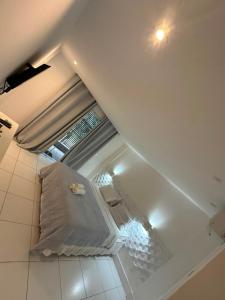 a small room with a bed in the ceiling at Hotel Ibiza in Angra dos Reis