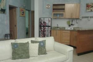 sala de estar con sofá blanco y cocina en Appartamenti in Cadaques Caribe, en Bayahibe