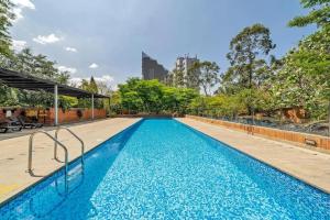 a large swimming pool with blue water at Apartamento terraza hamaca - doble parqueadero - Provenza in Medellín