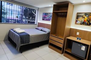 a small room with a bed and a tv at Refúgio da Praça: Charme e Conforto in Belém