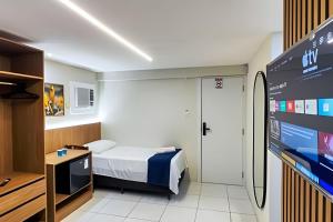 a hospital room with a bed and a tv at Refúgio da Praça: Charme e Conforto in Belém