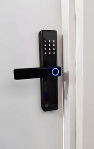 a door lock with a remote control on it at Refúgio da Praça: Charme e Conforto in Belém