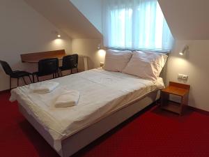 a bedroom with a bed and a table and chairs at Moka in Grzybowo