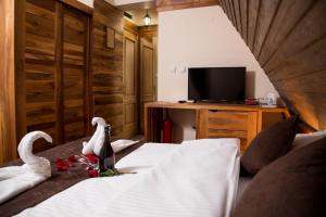 Una habitación de hotel con una cama con cisnes. en Motel Babino Brdo, en Derventa