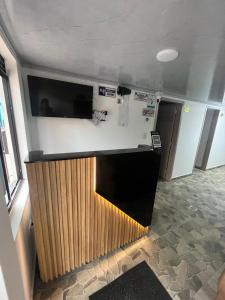 a room with a counter with a television on the wall at Hospedaje ZIG ZAG 2 in Tocancipá