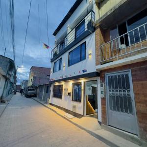 a building on the side of a street at Hospedaje ZIG ZAG 2 in Tocancipá