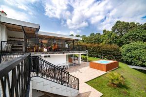 a house with a balcony with a swimming pool at Casa campestre en el Eje Cafetero in Circasia