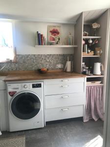 a kitchen with a washer and dryer in it at Pavilion de LaFue in Lavergne