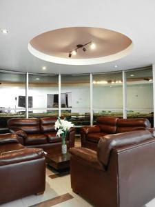 ein Wohnzimmer mit Ledermöbeln und einer Decke in der Unterkunft Win & Win Hotel & Casino Piura in Piura