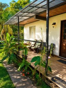 a porch of a house with a wooden deck at Cabaña con Jacuzzi Privado en El Peñol El palmar lodge in Chiquinquirá