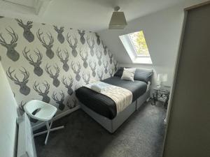 a small bedroom with a bed and a window at Sleeps4-FamilyFriendly-FreeParking- Nc500 in Wick