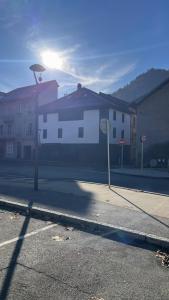 an empty street with a building and the sun at Beau studio cosy in Randens