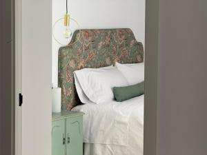 a bedroom with a bed with a floral headboard at Apartamento Casa Nela 3 in Medellín