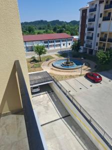 an overhead view of a building with a parking lot at Apartman Gordana i Andreas in Banja Koviljača
