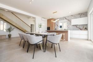 a kitchen and dining room with a table and chairs at Villa Infinity in Rtina