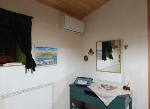 a room with a desk and a phone on a wall at La casetta dei carciofi in San Fratello