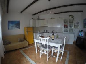 サンタ・マリア・ナヴァッレゼにあるAppartamenti Con Vista Panoramicaのキッチン、リビングルーム(テーブル、椅子付)