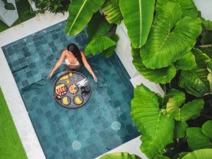 a woman in a pool with a circle in the water at Animadbali1 in Ibagué