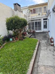 a courtyard of a house with a grass yard at La Mary duplex in Federación