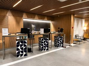 a large room with desks and chairs and a chalkboard at TFL EXECUTiVE PREMIUM FARIA LIMA - ITAIM in São Paulo +20 photos