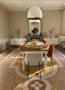 a dining room with a table and chairs at La Romanee d Or in Marchampt