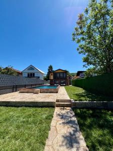 a backyard with a swimming pool and a house at Vila Luminis in Seone