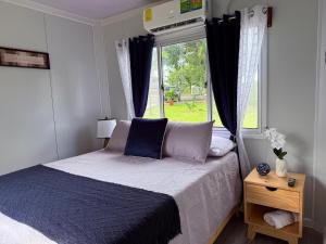 a small bedroom with a bed and a window at Río Celeste Stay in Rio Celeste