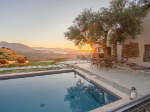 a swimming pool with a view of the mountains at Villa Maestoso in Mirsíni