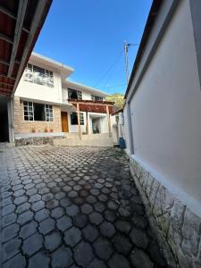 an empty driveway in front of a house at Amazing Home - Habitación Triple in Baños