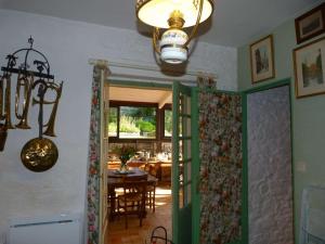 a dining room with a table and a chandelier at Chambres d'hôtes Logis Du Jerzual in Dinan