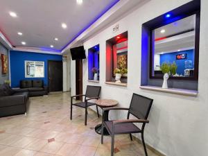eine Lobby mit Stühlen, einem Tisch und einem Sofa in der Unterkunft Hotel Nueva Zelanda in León