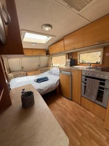 a small room with two beds and a kitchen at Little hideaway in Costa da Caparica
