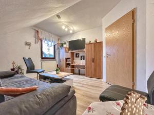 a living room with a couch and a table at Am Sonnenblick in Werda