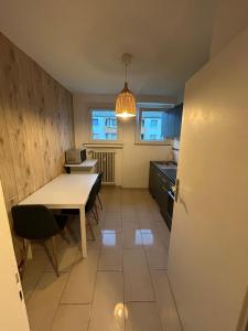 a small kitchen with a table and a dining room at Monteurs Freund in Lotte