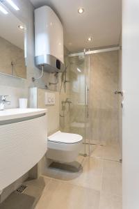 ein Badezimmer mit Toilette, Dusche und Waschbecken in der Unterkunft Apartment Lara in Split